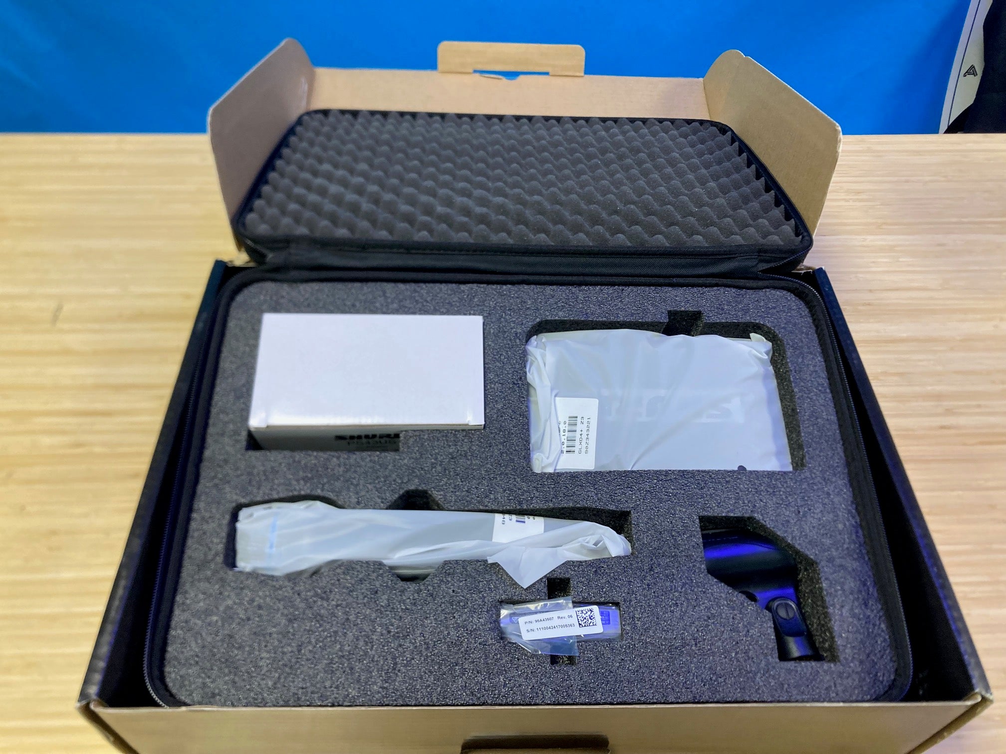 Shure GLXD24+ Dual-Band Wireless Vocal System with BETA 58A Microphone (Z3: 2.4, 5.8 GHz) - Used