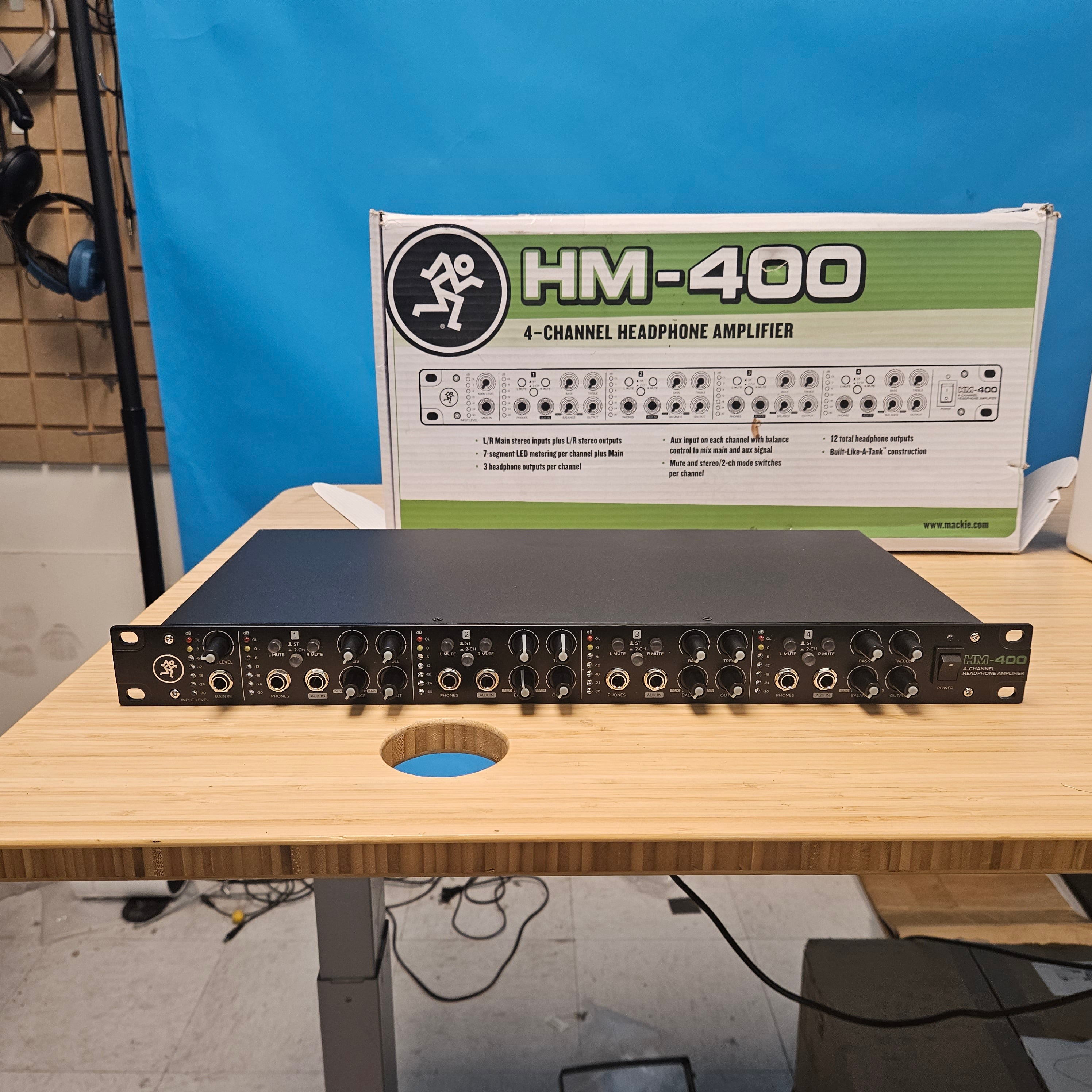 Mackie HM-400 4-Channel Rack Mountable 7 Segment LED Display Headphone Amplifier Used