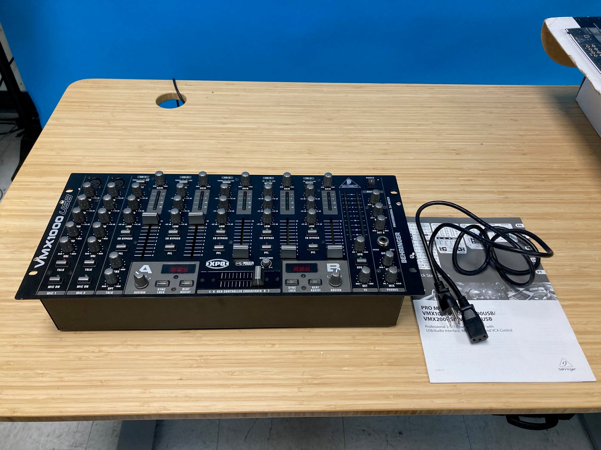 Behringer VMX1000USB Professional 7-Channel Rack-Mount DJ Mixer